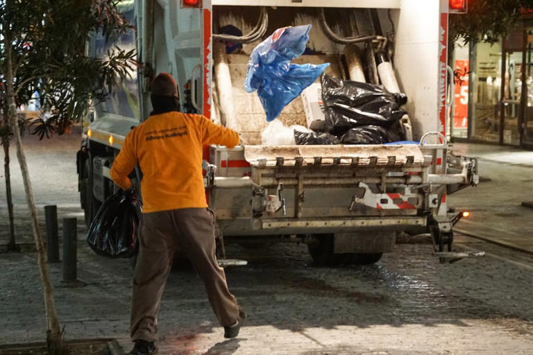 Άγρια επίθεση σε εργαζόμενο του Δήμου στη μέση του δρόμου στη Λαμία