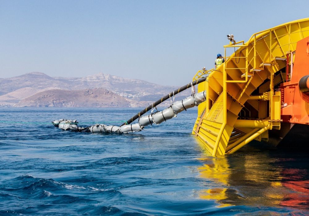 Η μεγάλη διαμάχη για την ηλεκτρική διασύνδεση Κύπρου-Ελλάδας-Ισραήλ: Τι ζητά ο ΑΔΜΗΕ και γιατί αντιδρά η Λευκωσία