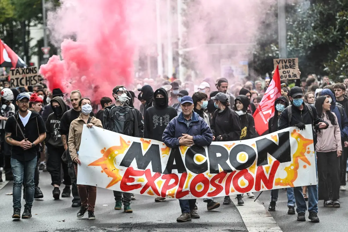 «Φλέγεται» η Γαλλία – Μαζικές απεργίες και θηριώδεις διαδηλώσεις