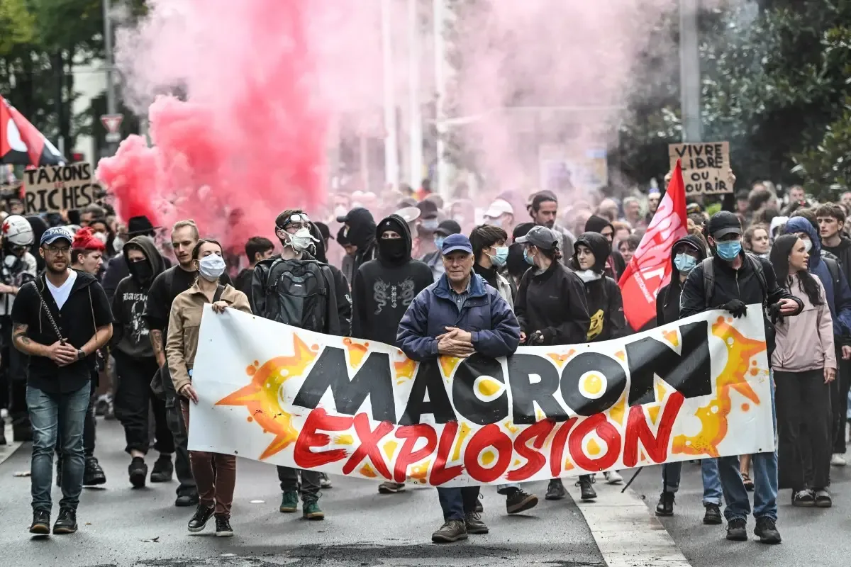 «Φλέγεται» η Γαλλία – Μαζικές απεργίες και θηριώδεις διαδηλώσεις