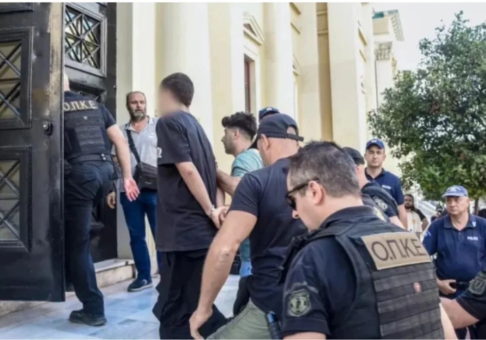 Αφέθηκαν Ελεύθεροι οι Δύο Νεαροί που Κατηγορήθηκαν για τη Φωτιά στο Γηροκομείο