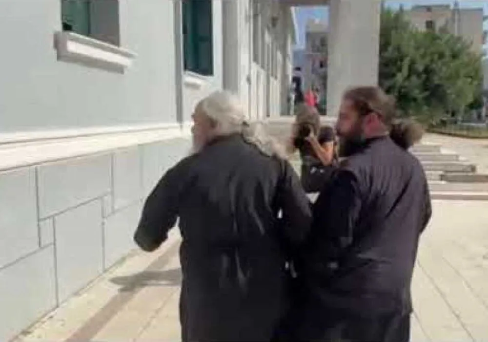 Κόρινθος: Ηγούμενος για αρχαιοκαπηλία στον ανακριτή – Επιτέθηκε σε δημοσιογράφους