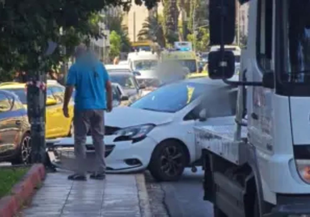 ΑΘΗΝΑ ΣΟΚ: ΔΕΝΤΡΟ ΠΕΦΤΕΙ ΣΤΗΝ ΠΛΑΤΕΙΑ ΑΓΙΑΣ ΕΙΡΗΝΗΣ – ΔΥΟ ΤΡΑΥΜΑΤΙΕΣ!