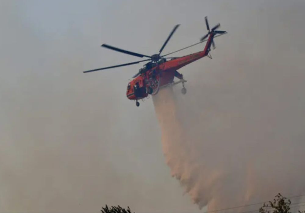 Φωτιά Τώρα στα Καμένα Βούρλα: Τρία Εναέρια Μέσα Επιχειρούν