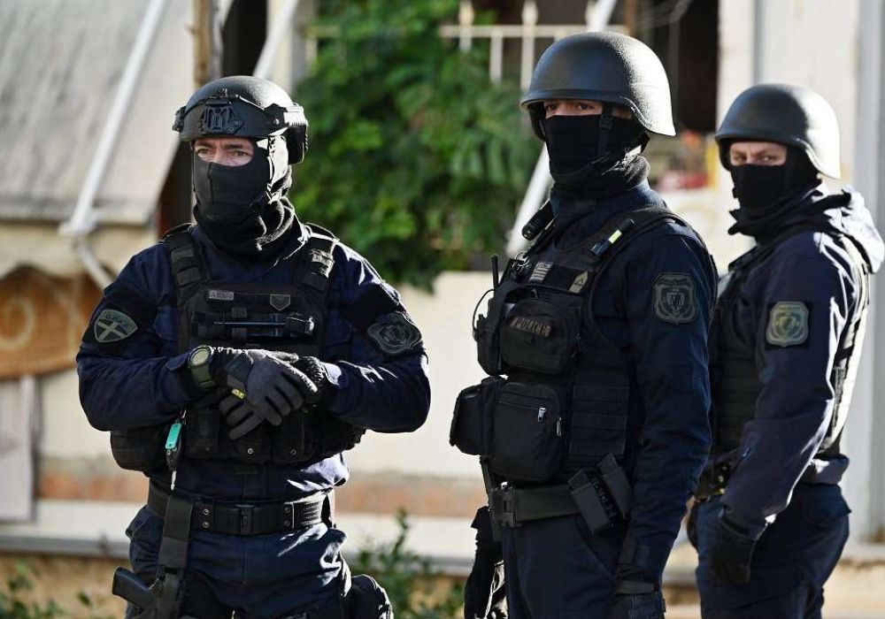 «Μεγάλη επιχείρηση» της Αστυνομίας στη Δυτική Αττική: Καραμπίνα, σφαίρες και ηχεία στα χέρια της ΕΛ.ΑΣ.