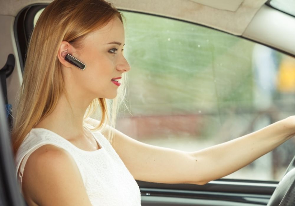Προσοχή: Η χρήση αυτών των handsfree μπορεί να σου κοστίσει το δίπλωμα και να επιφέρει μεγάλα πρόστιμα