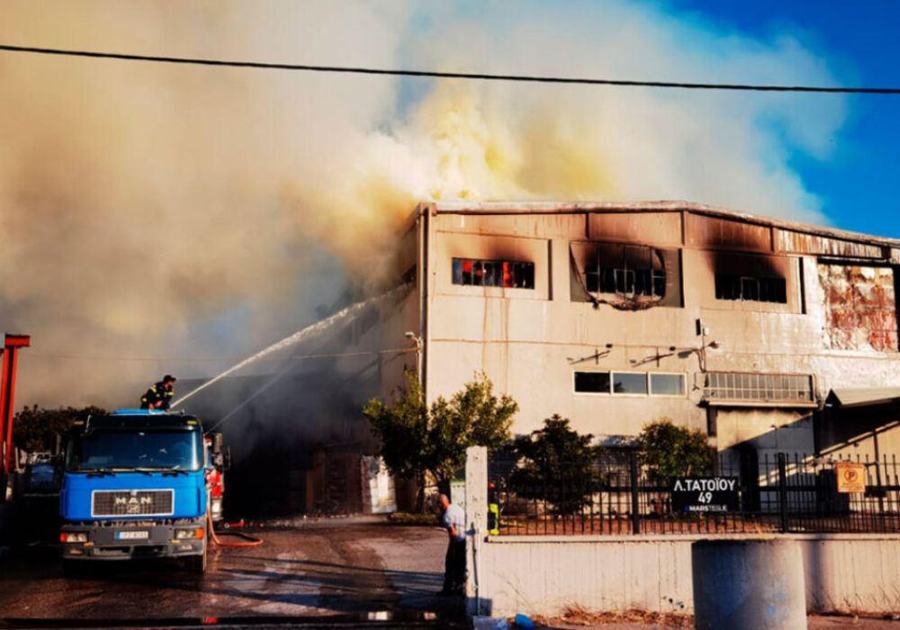 ΜΕΝΙΔΙ: ΚΥΚΛΟΦΟΡΙΑΚΟ ΧΑΟΣ ΛΟΓΩ ΦΩΤΙΑΣ ΣΕ ΕΡΓΟΣΤΑΣΙΟ – ΔΕΙΤΕ ΠΟΙΕΣ ΟΔΟΙ ΕΙΝΑΙ ΚΛΕΙΣΤΕΣ!