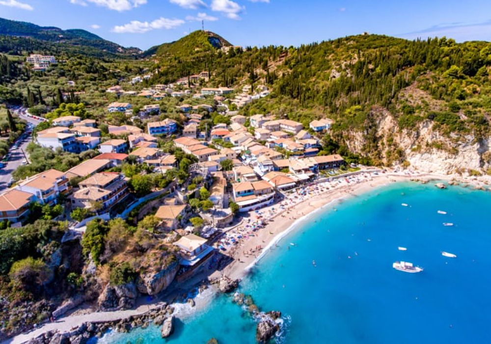 Συναγερμός στη Λευκάδα: Τουριστικό σκάφος παραδόθηκε στις φλόγες και βυθίστηκε