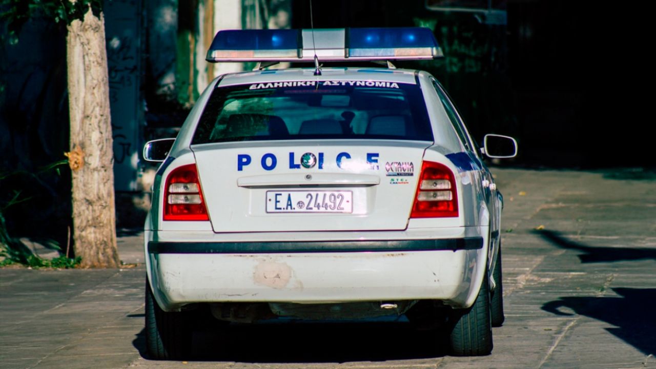 Σοκ στην Αττική: Αστυνομικοί βρήκαν έμβρυο σε γυάλινο μπουκάλι σε διαμέρισμα