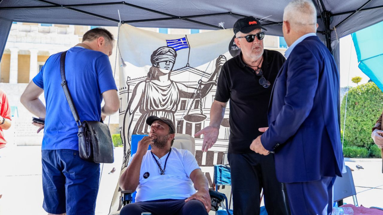 Εξιτήριο για τον Δημήτρη Οικονομόπουλο – Συνεχίζει την απεργία πείνας στο πλευρό του Πάνου Ρούτσι