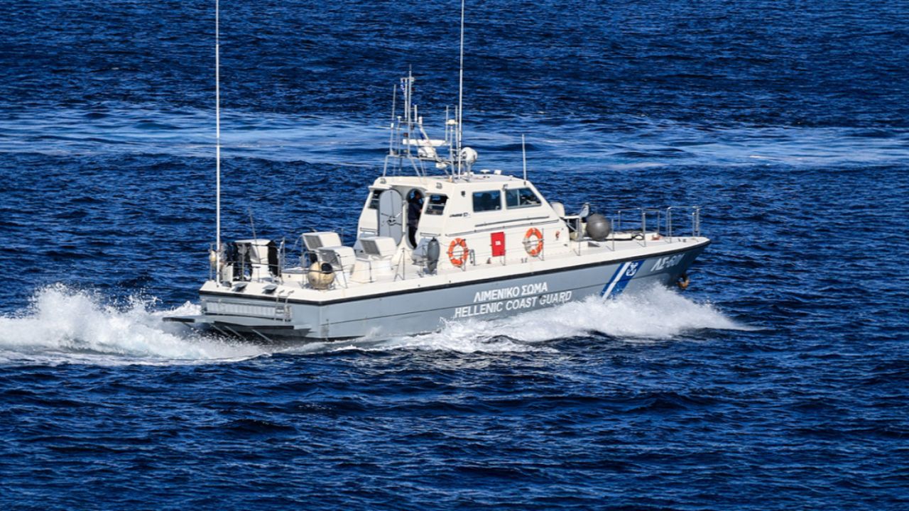 Συναγερμός στον Σαρωνικό: Θαλαμηγός με βουλγαρική σημαία προσάραξε – Επέμβαση Λιμενικού