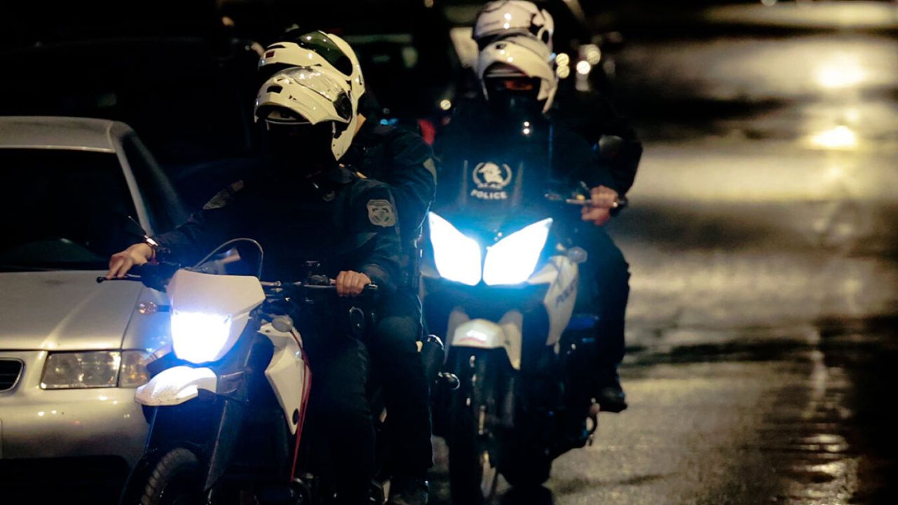 Έντονη καταδίωξη στον Άλιμο: 20χρονος συλλαμβάνεται μετά από φυγή υπόπτου αναβάτη μηχανής