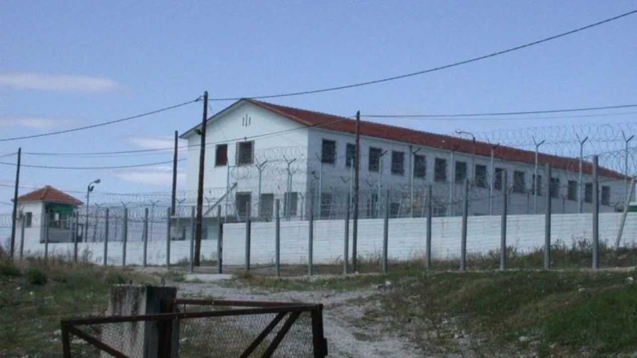 Χάος στις φυλακές Κασσαβέτειας: Επεισόδια με κρατούμενους και φωτιές