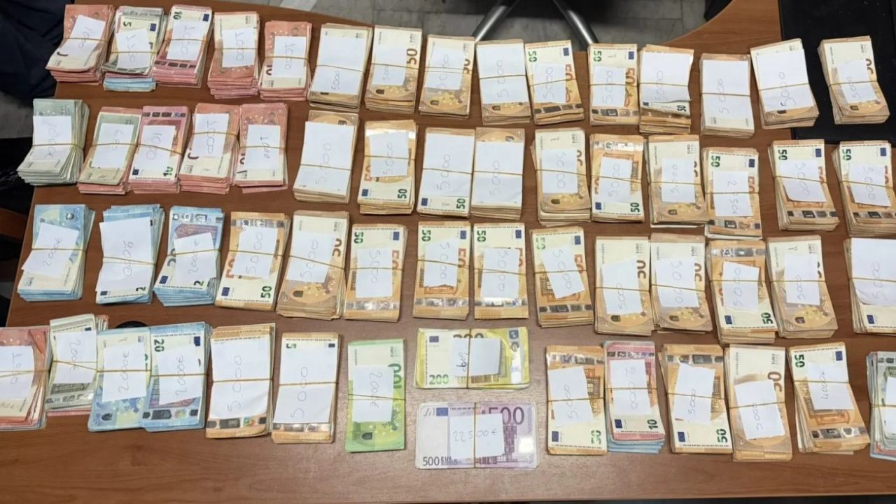 Ομόνοια: Έπιασαν 58χρονο με 237.000€ και λαθραία ηλεκτρονικά τσιγάρα