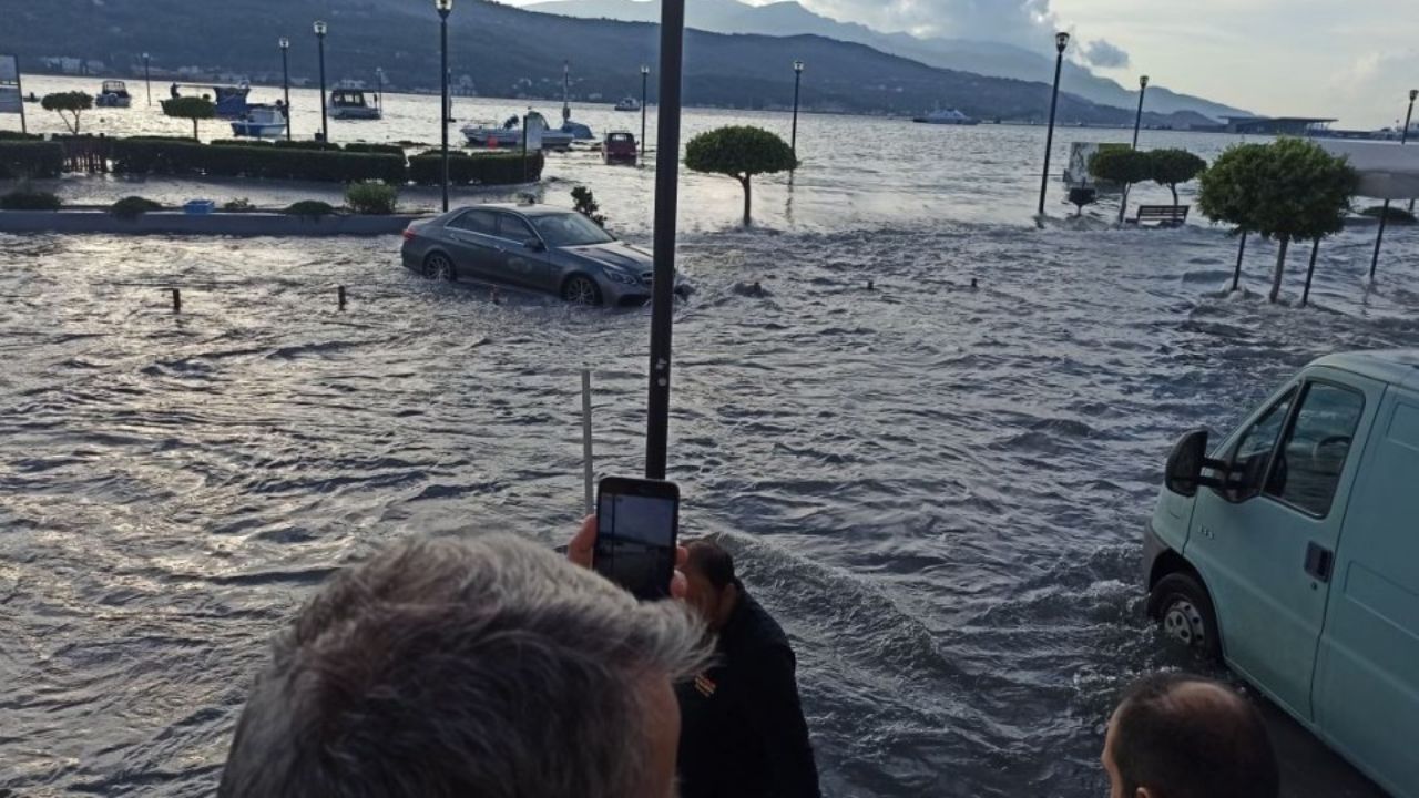 Εισβολή στη Σάμο – Τσουνάμι οι καραβιές των λαθρομεταναστών – Πανηγυρίζει η Βολουδάκη