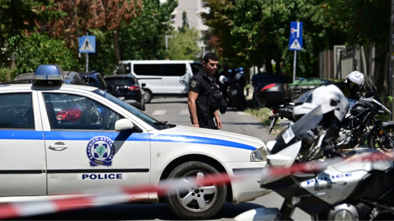 Σοκ στο κέντρο της Αθήνας: Παλαιστίνιος επιτέθηκε σε περαστικό με μπουκάλι και δάγκωσε αστυνομικό – Βρέθηκαν μαζί του μαχαίρια και ψαλίδια