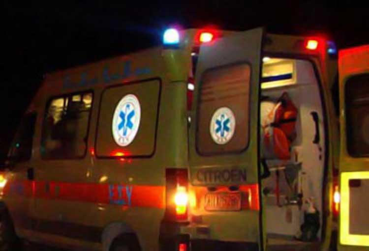 Αίγινα: Ξανά δεν υπήρχε οδηγός για ασθενοφόρο – «Μετέφεραν» γυναίκα με ράσα κληρικού για φορείο