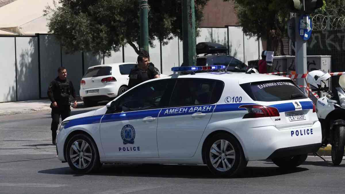 Διάρρηξη αυτοκινήτου μέρα μεσημέρι – Απίστευτη η λεία των δραστών