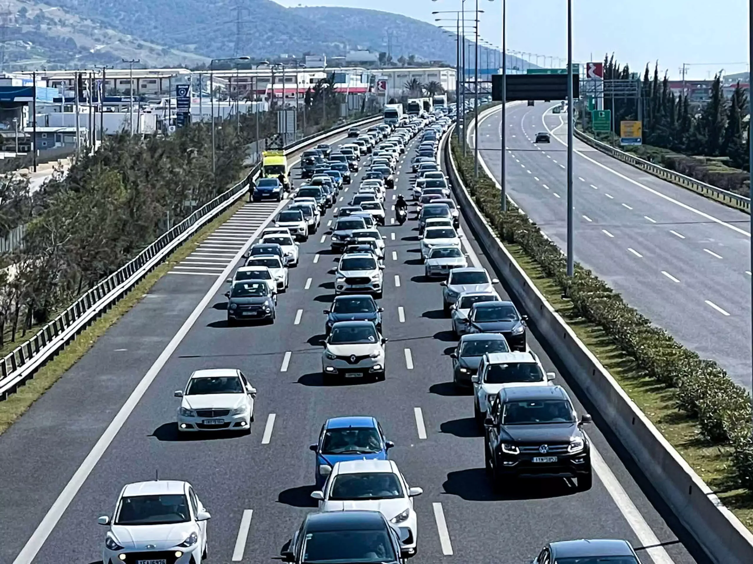 Σοβαρό τροχαίο και κυκλοφοριακά προβλήματα στην Αττική Οδό – Τι συνέβη;
