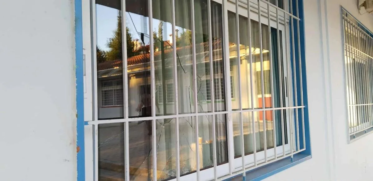 Βανδαλισμοί σε Δημοτικό Σχολείο – Εσπασαν τζάμια και προκάλεσαν «φθορές» σε αίθουσες