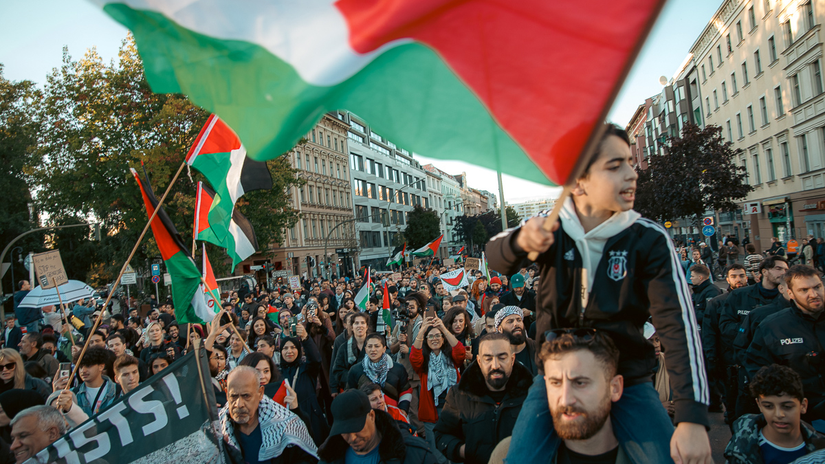 Βερολίνο: Μαζική πορεία υπέρ της Παλαιστίνης με χιλιάδες διαδηλωτές!