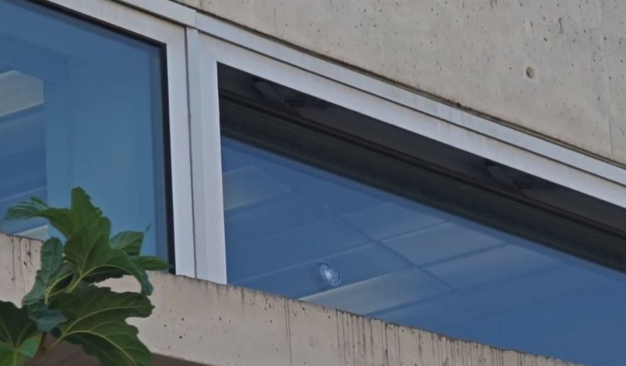 Συναγερμός στην ΕΛΑΣ –  Οπές στα τζάμια του ΚΕΦΟΔΕ (ΦΩΤΟ)