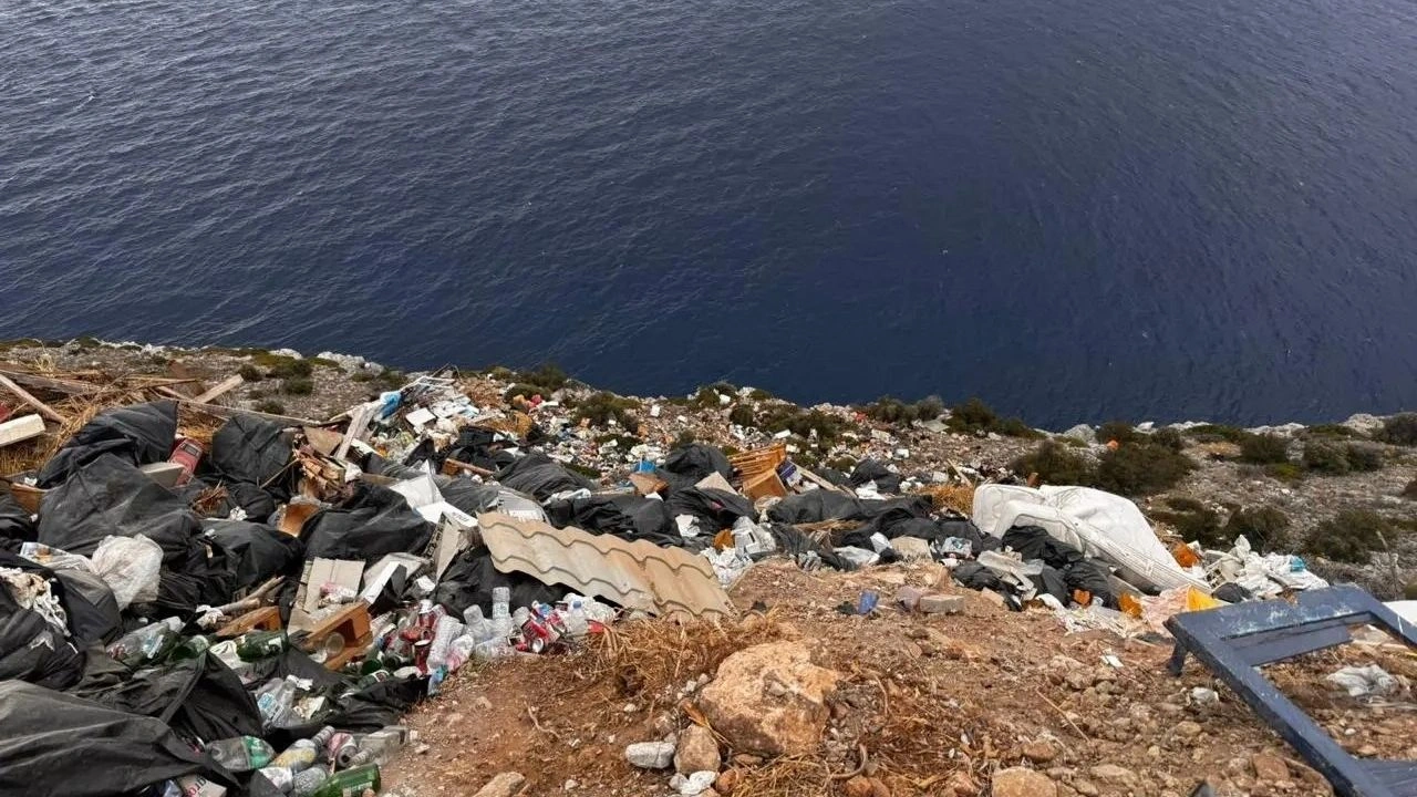 Αγκίστρι: Άδειαζαν ολόκληρα φορτηγά με μπάζα και απόβλητα – 5 συλλήψεις