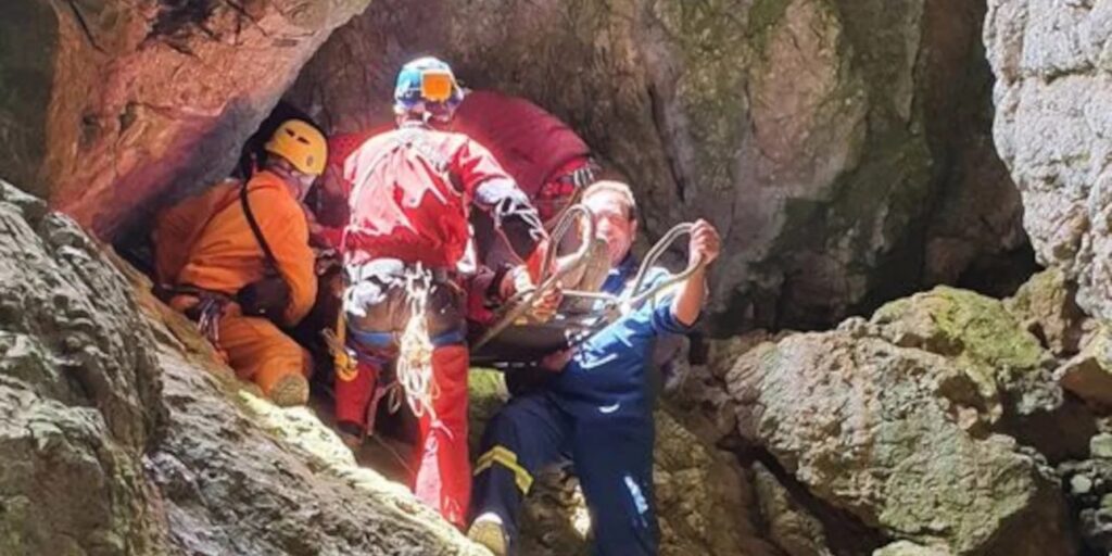 Παρέα έψαχνε για λίρες και «παγιδεύτηκε» σε σπηλιά – Επιχείρηση «απεγκλωβισμού»