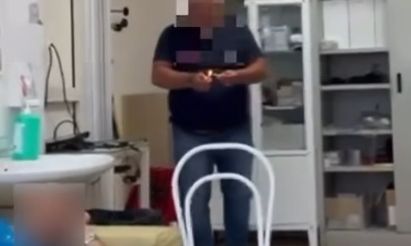 Κακόγουστη «φάρσα» σε νοσοκομείο – Γιατρός πέταξε δυναμιτάκι σε νοσηλευτή που κοιμόταν! [ΒΙΝΤΕΟ]