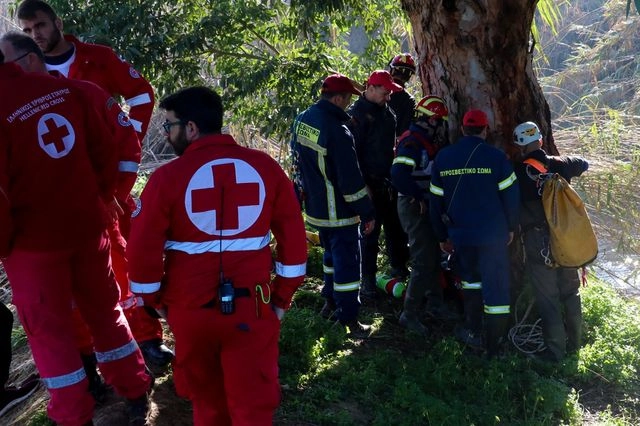 Λάρισα – «Απεγκλωβίστηκε» σώος από σπηλιά 53χρονος «χρυσοθήρας»