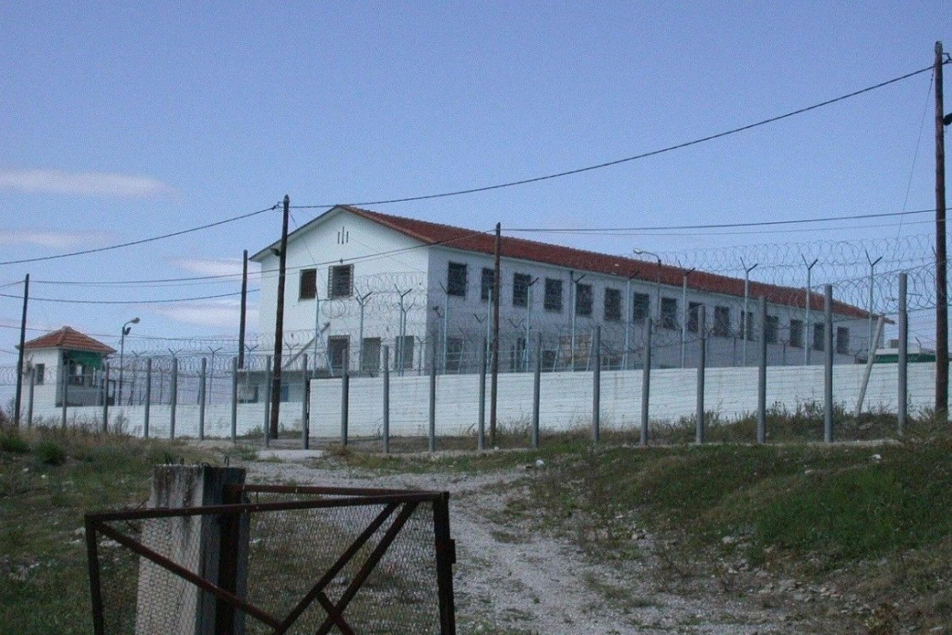 «Χαμός» στις φυλακές Κασσαβέτειας – Ανήλικοι κρατούμενοι τα έκαναν «γυαλιά καρφιά»