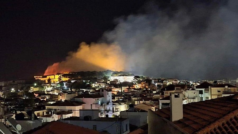 Νύχτα αγωνίας στη Μυτιλήνη – Η φωτιά έφτασε μέχρι τα τείχη του Κάστρου (ΦΩΤΟ-ΒΙΝΤΕΟ)