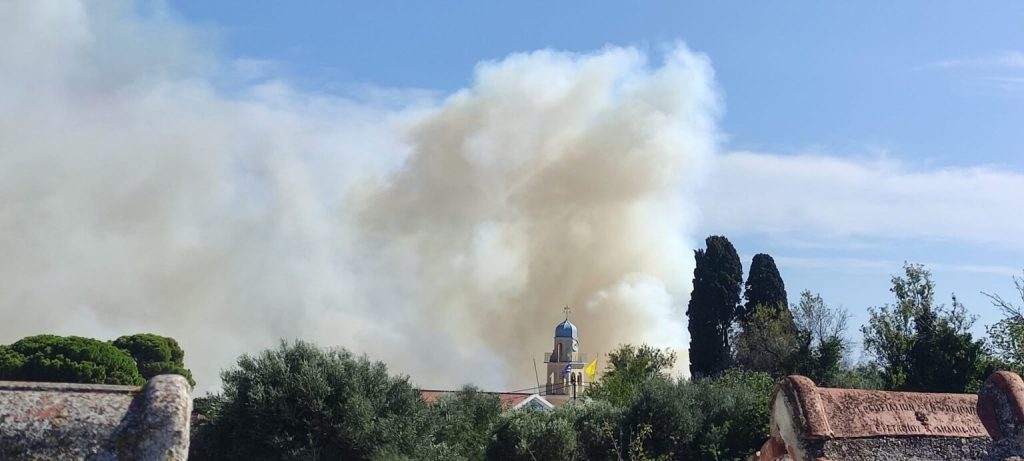 Μαίνεται η πυρκαγιά στην Κεφαλονιά – Μήνυμα του 112 για «εκκένωση» προς Αργοστόλι