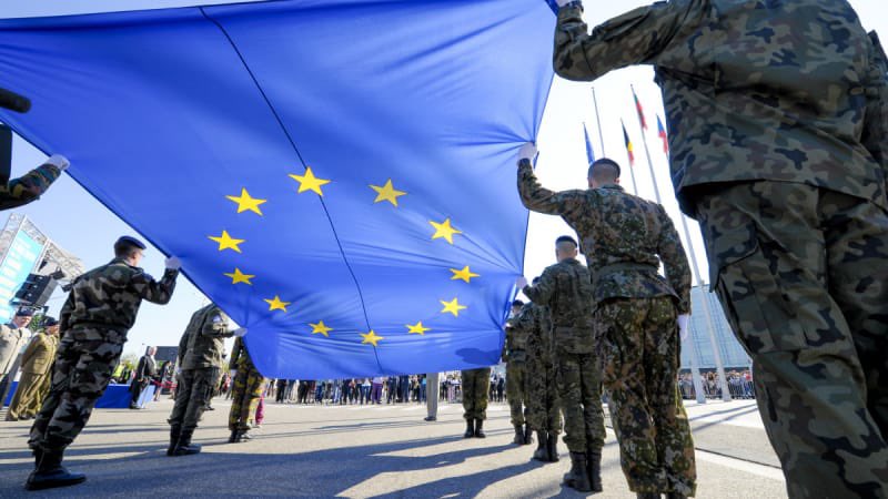 Έτοιμος να στείλει «πανευρωπαϊκό στρατό» στη Γαλλία ο Μακρόν