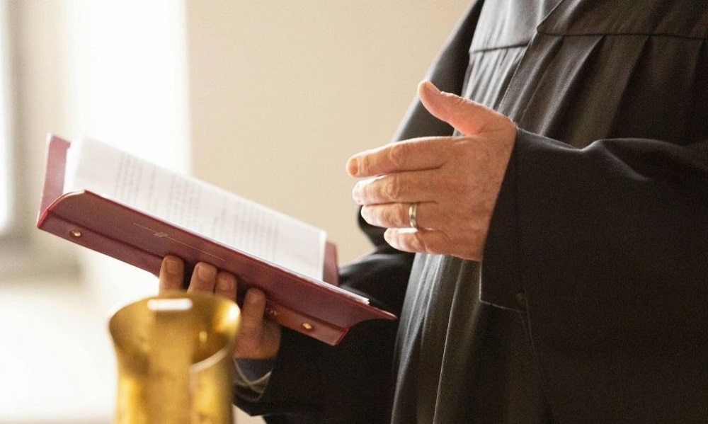 «ΦΡΙΚΗ»: Ιερέας παραδέχτηκε ότι «ΑΣΕΛΓΟΥΣΕ» σε παιδιά
