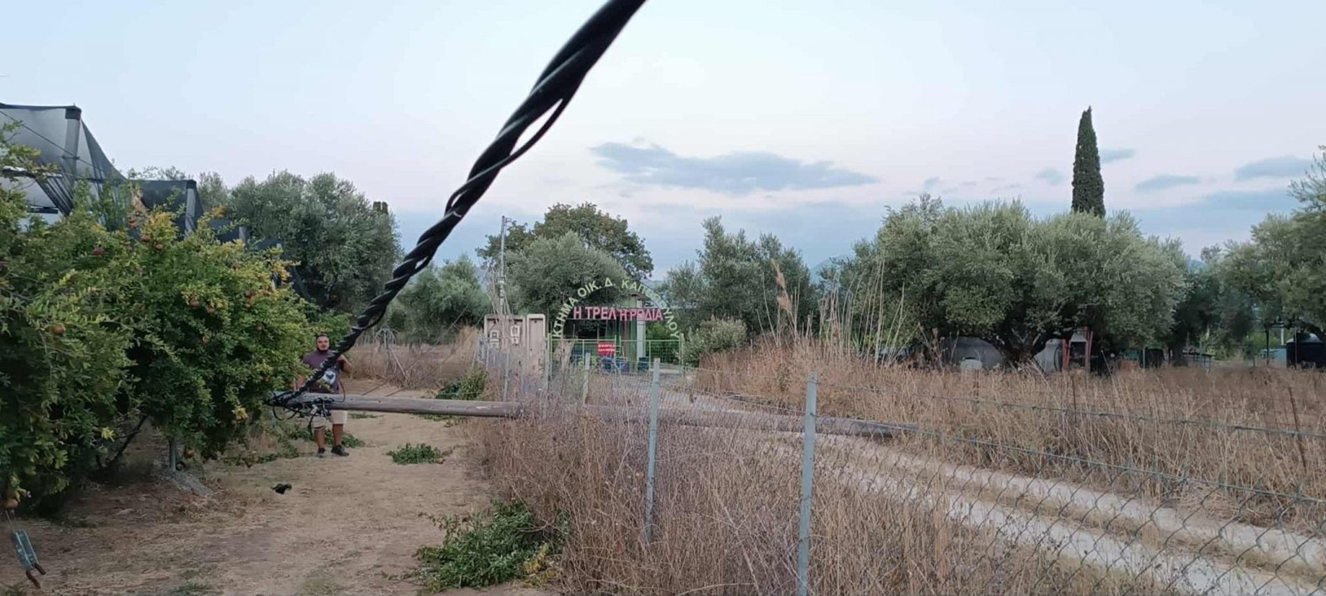 Παραλίγο τραγωδία – Κολώνα κατέρρευσε δίπλα σε ανθρώπους