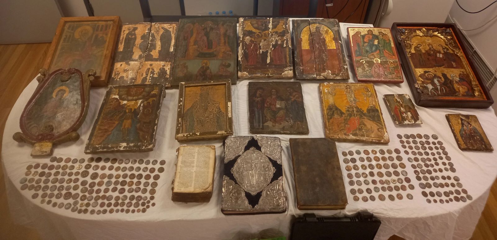 Κύκλωμα στη Μονή Μέγα Σπηλαίου – Εξι συλλήψεις – «Εκρυβαν» από Ιερά Ευαγγέλια μέχρι φυσίγγια – «Τι λέει» η ΕΛ.ΑΣ. (ΦΩΤΟ)