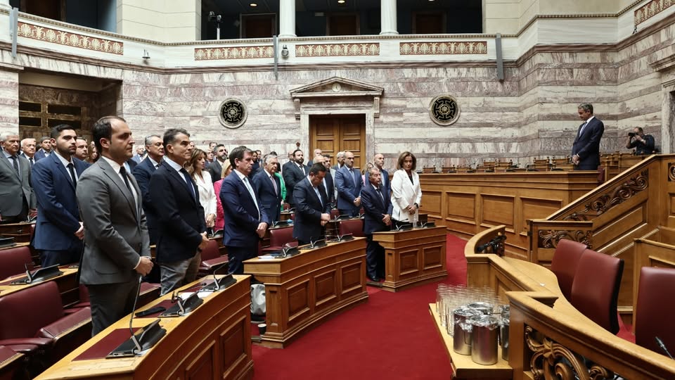 ΔΕΝ ΣΤΑΜΑΤΟΥΝ ΤΑ ΟΡΓΑΝΑ ΣΤΗ ΝΔ! ΤΡΩΓΟΝΤΑΙ ΜΕΤΑΞΥ ΤΟΥΣ!