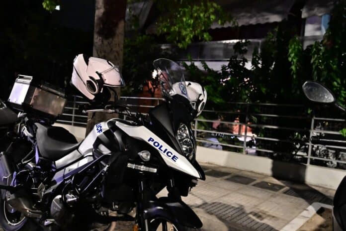 Νεκρό ζευγάρι σε διαμέρισμα – «Τραύματα» και στους δύο από πυροβόλο όπλο – «Τι λέει» η ΕΛ.ΑΣ.