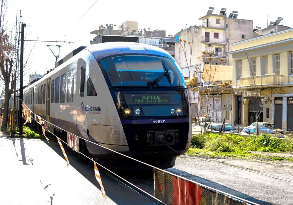 Τραγωδία στο Μεταξουργείο: Πεζός παρασύρθηκε από συρμό του Προαστιακού και σκοτώθηκε