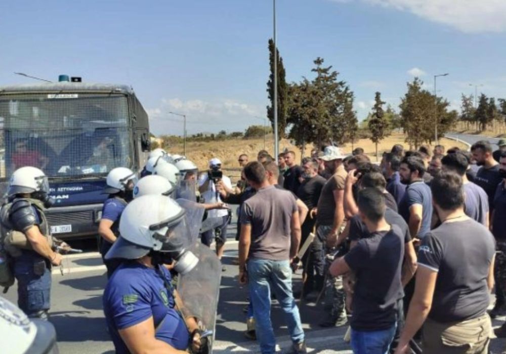 Κτηνοτρόφοι «κλείνουν» τον κόμβο του αεροδρομίου Ηρακλείου – Ισχυρές αστυνομικές δυνάμεις στην περιοχή, δείτε φωτογραφίες
