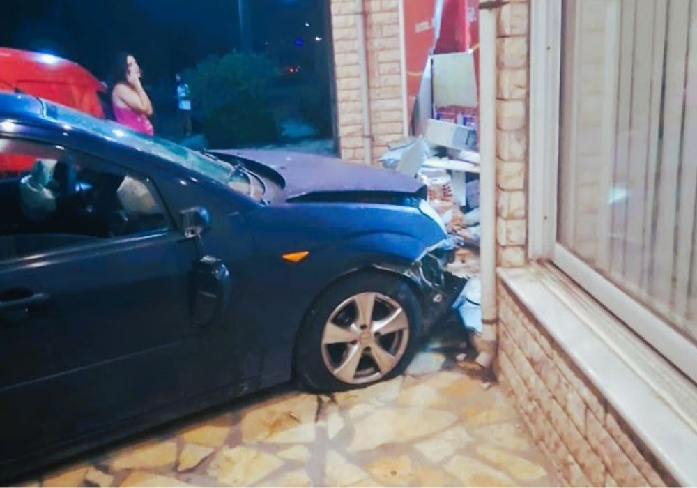 Τροχαίο σοκ στο Μεσολόγγι: Αυτοκίνητο «καρφώθηκε» σε κατάστημα – Ο οδηγός εξαφανίστηκε