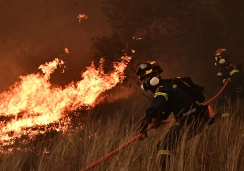 Φωτιά στην Ανατολική Μάνη: Στη μάχη 4 εναέρια μέσα