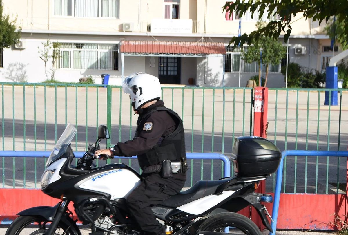 «Σοκ» – Αλλοδαπός συνελήφθη να «αυτοϊκανοποιείται» έξω από νηπιαγωγείο