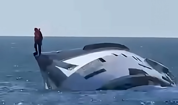 Πολυτελές γιοτ αξίας 1 εκατ. δολαρίων βυθίζεται λίγα λεπτά μετά την καθέλκυσή του! [ΒΙΝΤΕΟ]