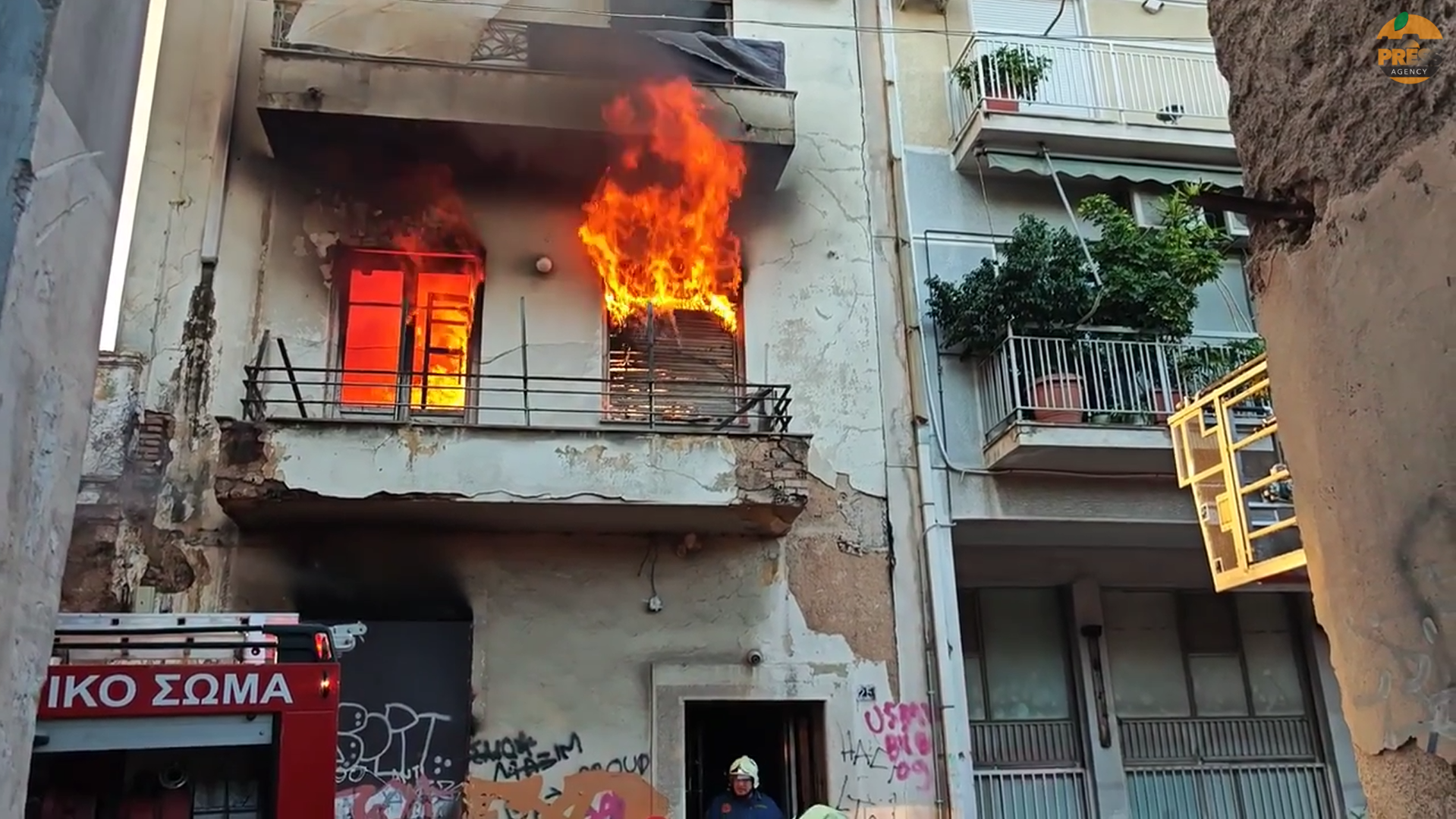 Μεγάλη φωτιά σε παλιό κτίριο στο Μεταξουργείο – Επιχείρηση της Πυροσβεστικής!! [ΒΙΝΤΕΟ]
