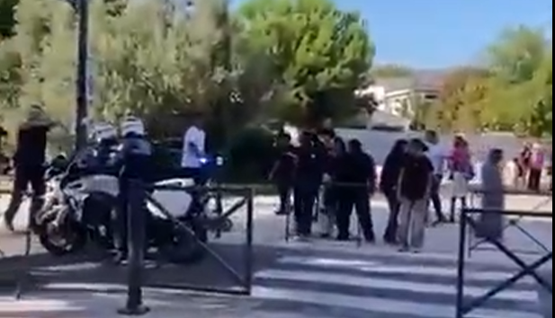 Άνδρας με ματσέτα πέφτει νεκρός από αστυνομικά πυρά έξω από σχολείο!!