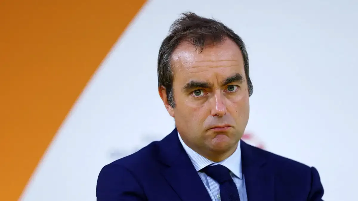 Γαλλία 2026: Ο Λεκορνί περνά τον προϋπολογισμό και γλιτώνει τη μομφή – Στοχευμένες παραχωρήσεις και πολιτική ανακούφιση