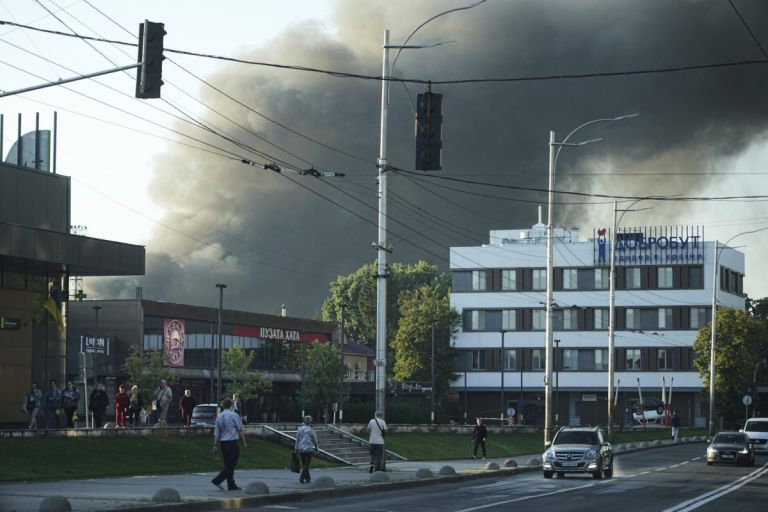 Για πρώτη φορά από τον πόλεμο – Το κτίριο της Ουκρανικής κυβέρνησης «χτυπημένο»