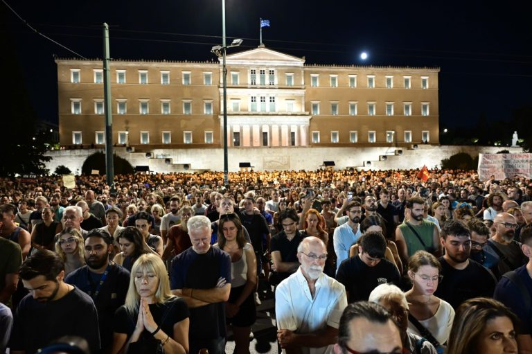 Μολότοφ, χημικά και φωτιές μετά τη συγκέντρωση για τα Τέμπη (BINTEO)